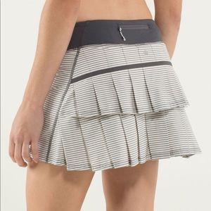 Lululemon Pace Setter skirt sz 8 gray white stripe